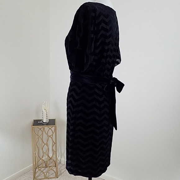 WHBM~Size XS~Black w/Zigzag Texture Belted Dress. - Picture 8 of 12